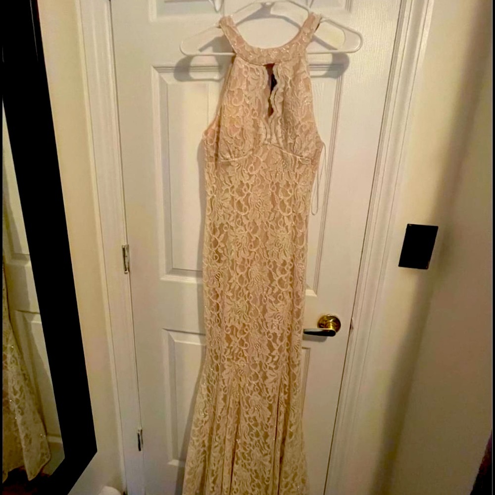 Worn only once , very good condition no stains no tears